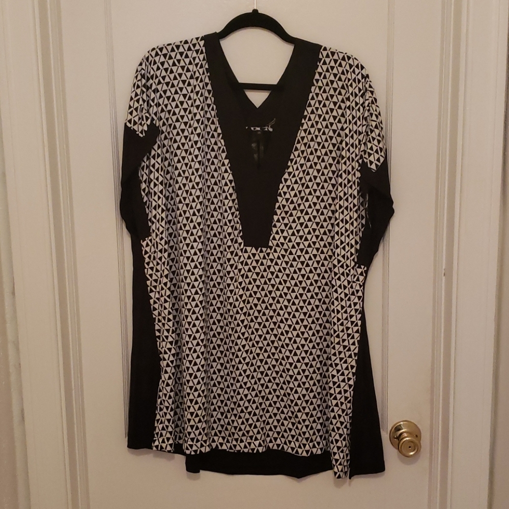 Black/white geometric tunic - Melissa McCarthy 4X